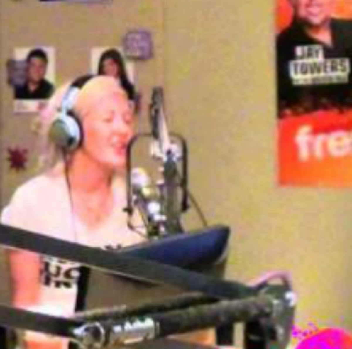 Ellie Goulding in Fresh 100.3 Studios singing Lights Live