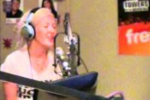 Ellie Goulding in Fresh 100.3 Studios singing Lights Live